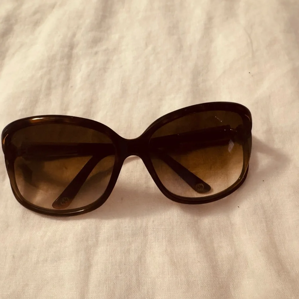 Gucci Brown Oversized Sunglasses with Bamboo Accents - Picture 3 of 3